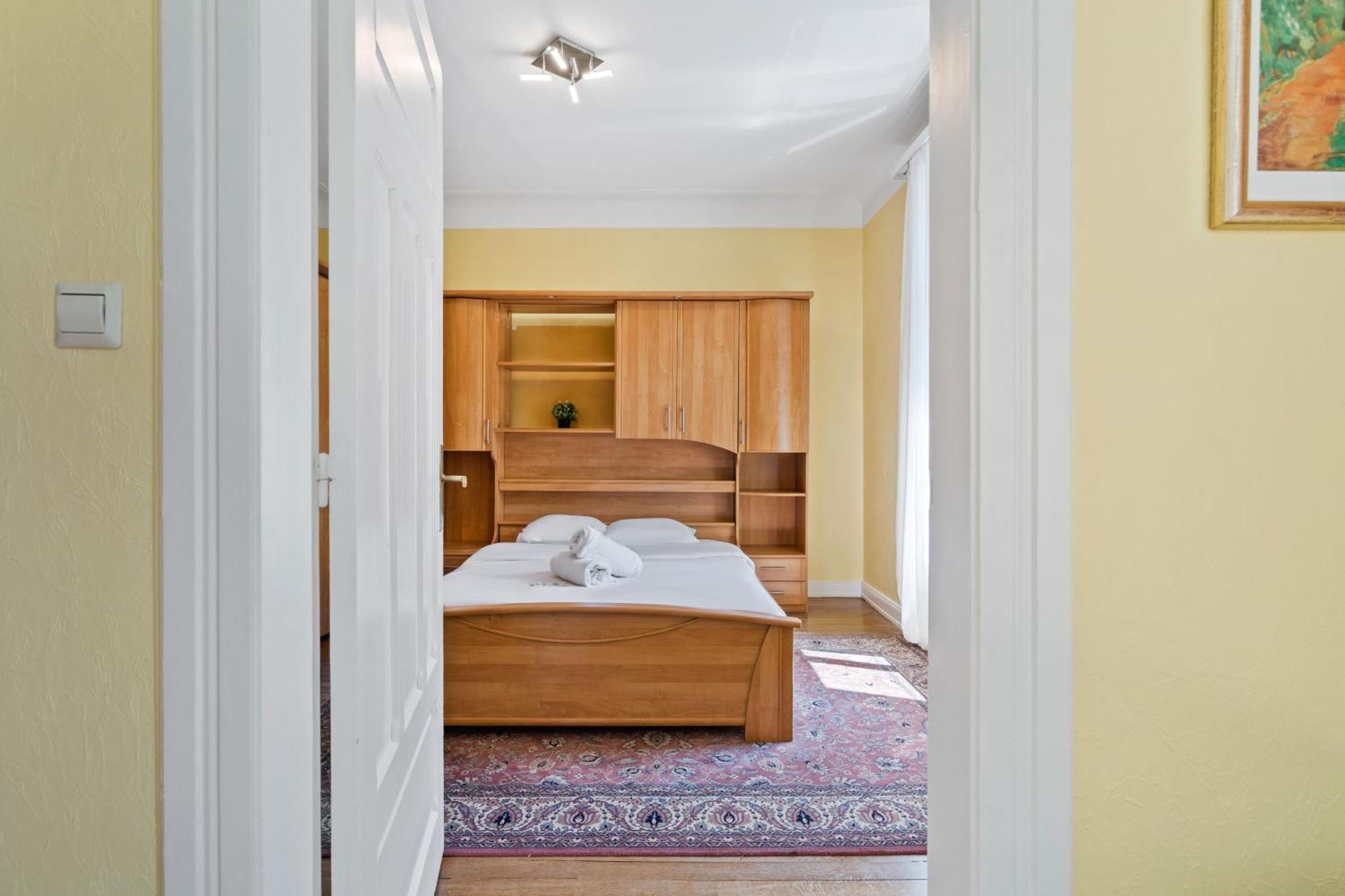 Cozy 3br Townhome Walk To Center & Park Free Vakantiehuis